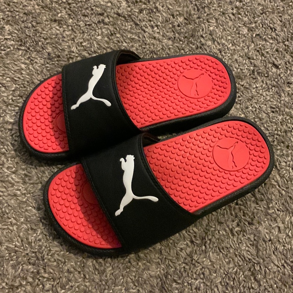 Boy’s PUMA Slides Shoes size 12 Youth
